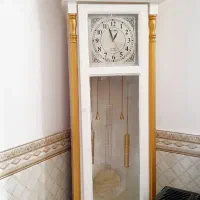 ساعت ایستاده چوبی کنار سالنی