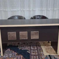 میز  بزرگ با دو صندلی در حد نو
