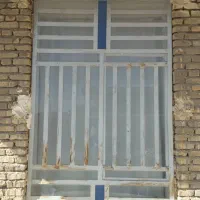 یک در وچهار پنجره اهنی