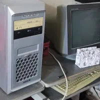 کامپیوتر با میز