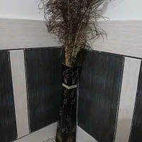 پر طاووس به همراه گلدان