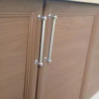 تعدادی کابینت و تخته چوب در ابعاد مختلف