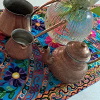 گلدان فلزی و قوری و قهوه جوش مسی
