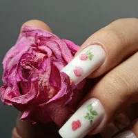 خدمات کاشت ناخن و تخفیفات یلدایی