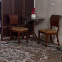 میز خاطره با دوعدد صندلی درحد نو (سالم )