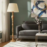 آباژور و کنار سالنی ایستاده و رو میزی خاص