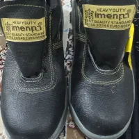 یک جفت کفش و دو جفت چکمه