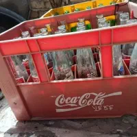 تعدادی جعبه باشیشه وبدون شیشه کوکاکولا
