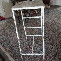 چهار پایه فلزی