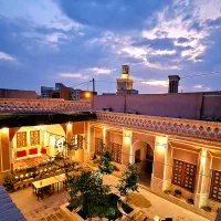 جذب نیروی پذیرش و صبحانه زن، خانه دار در هتل سنتی