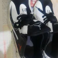 کفش اسپرت یک بارپوشیده شده