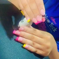 خدمات کاشت ناخن و مژه و میکاپ با قیمت استثنایی