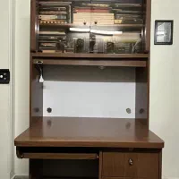 میز تحریر و کتابخانه
