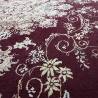 به یک خانم جهت نظافت منزل