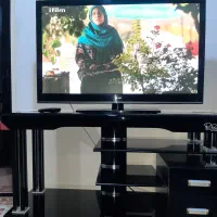 تلوزیون ۴۲ همراه با میز تلوزیون