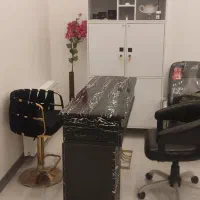 میز ناخن صندلی پرده