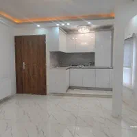 ساختمان بر خیابان اصلی در مرکز شهر