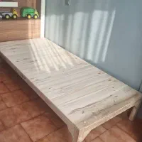تخت ساده چوبی. بدون رنگ