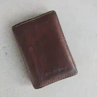یک کیف پول و جا کارتی پیدا شده