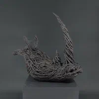 مجسمه‌ی سر کرگدن با شاخی کشیده