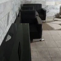 مبل ۴ نفره در حد نو میز تلویزیون شیشه شیک درحد نو