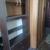 یک عدد کتابخانه و یک عدد کمد بچه