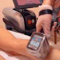 اپراتور دستگاه لیزر و لاغری و بازاریاب با مشتری