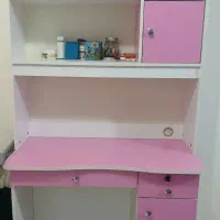 میز تحریر و پرده