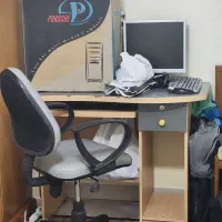 مانیتور و کیس و کیبورد و میز کامپیوتر و صندلی