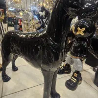 مجسمه سگ گریدین باکستر کنار سالنی