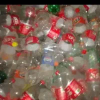 تعدادی بطری خالی نوشابه ای