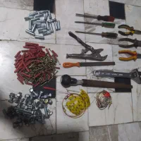 تعدادی ابزار آلات و پیچ و مهره