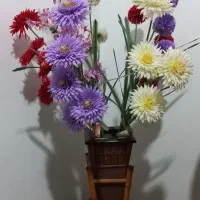 یک عدد گلدان چوبی ب همراه گل های مصنوعی