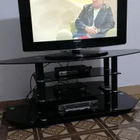 تلویزیون 32 اینچ و میز تلویزیون