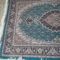بافنده فرش دستبافت در رنگهای مختلف