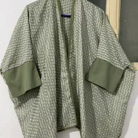 تعدادی لباس در حد نو به فروش میرسد