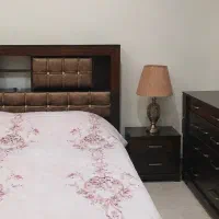 تخت دونفره و دراور و دو عدد پاتختی