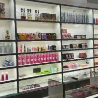 قفسه دکورر  فروشگاهی با نورپردازی