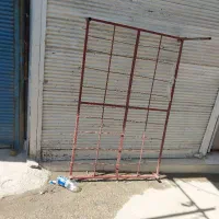 تخت فلزی جلوی مغازه