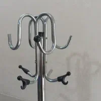 جا لباسی ایستاده