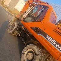 راننده بیل مکانیکی لاستیکی