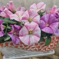 گلدان و گل مصنوعی