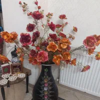 گلدان بزرگ و گلهای اکیلی زیبا حدود 50گل و 30غنچه