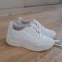 یک‌جفت‌کتونی و دو جفت کفش‌مجلسی