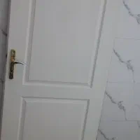 در اتاق با چهار چوب.روشویی.پمپ آب.دوچرخه