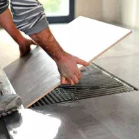کاشیکاری کارگر کاشی کار ساختمان