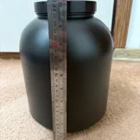 تعدادی ظرف درب دار پیچی بزرگ بهداشتی پلاستیکی