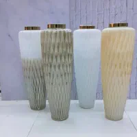 گلدان شیشه ای کنار سالنی