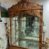 ویترین تمیز و سالم با چوب گردو کاملا چوب