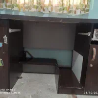 میز اداری و کامپیوتر